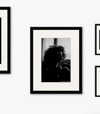 Photos de famille encadrees et accrochees au mur